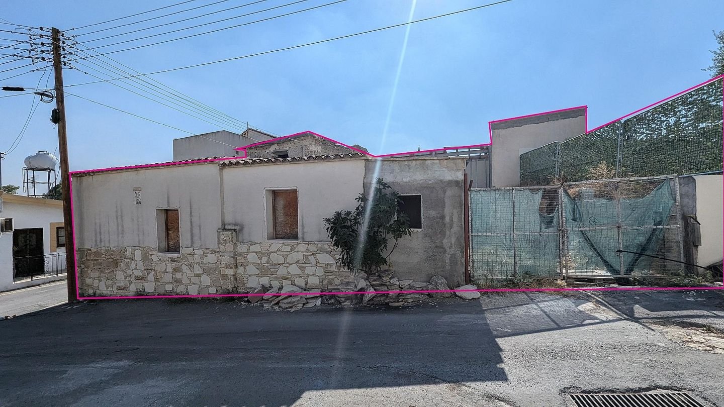 Two-storey incomplete listed house in Pera Chorio, Nicosia photo 10
