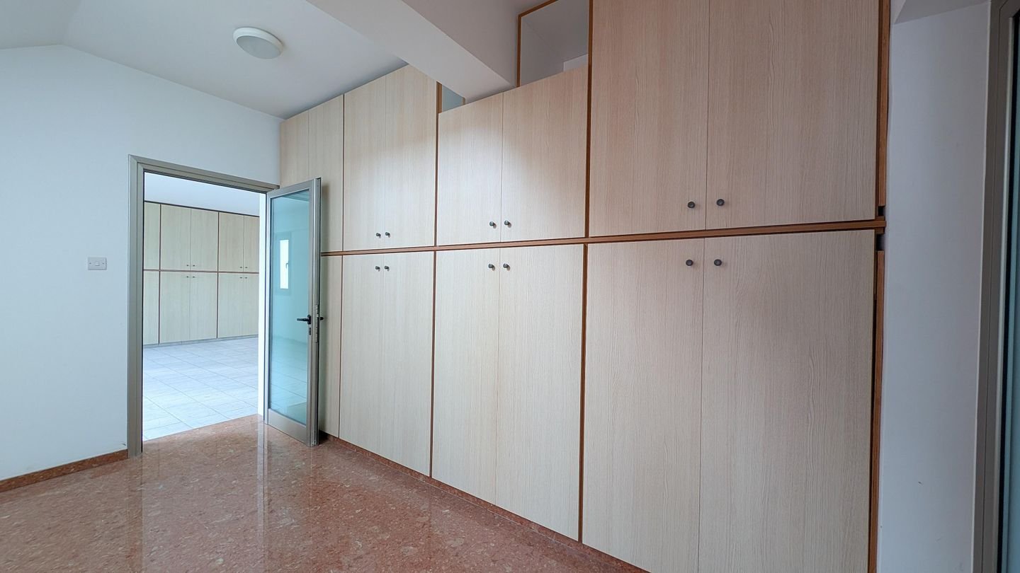 Spacious Two-Storey Home with Basement & Workshop in Zoopigi, Limassol photo 20