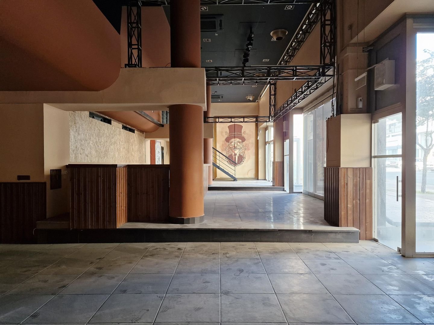 Former Café-Bar-Restaurant in Prime Central Location photo 6