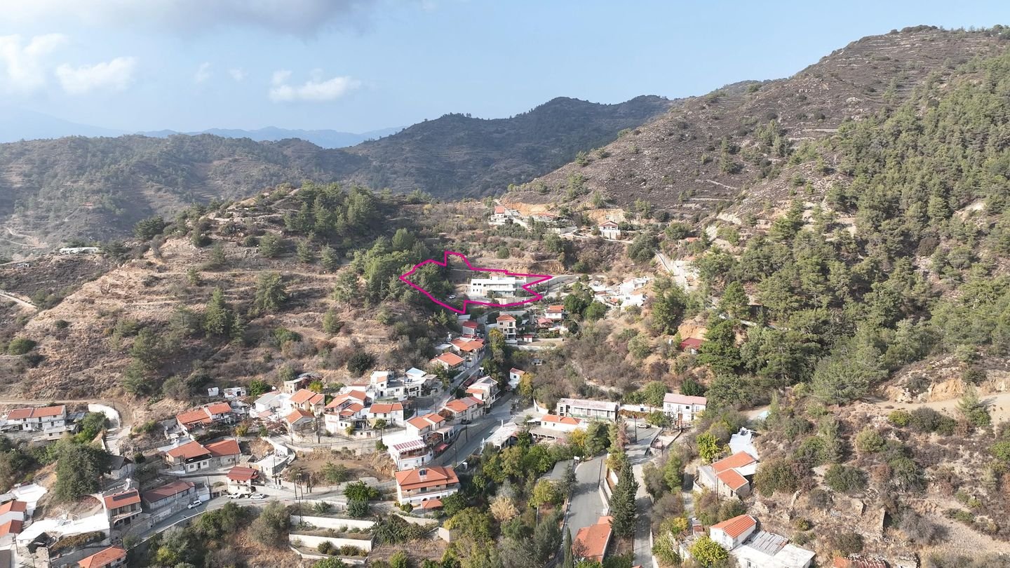 Spacious Two-Storey Home with Basement & Workshop in Zoopigi, Limassol photo 2