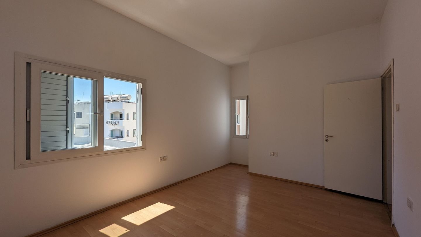 Three storey semi-detached mixed use building with shop in Strovolos, Nicosia photo 44