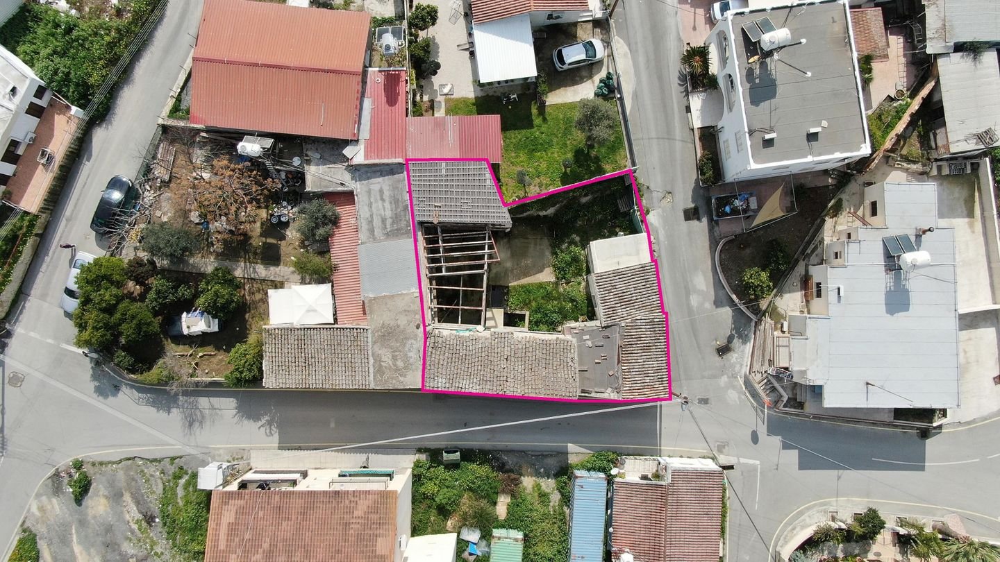 Two-storey incomplete listed house in Pera Chorio, Nicosia photo 7