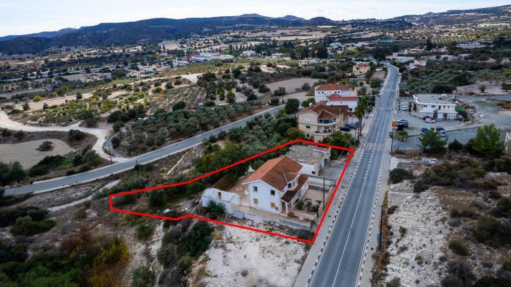 Two-storey house and a workshop in Skarinou, Larnaca photo 5