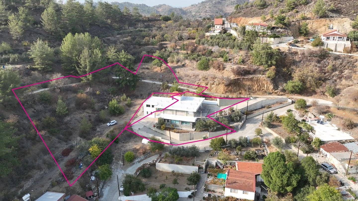 Spacious Two-Storey Home with Basement & Workshop in Zoopigi, Limassol photo 5