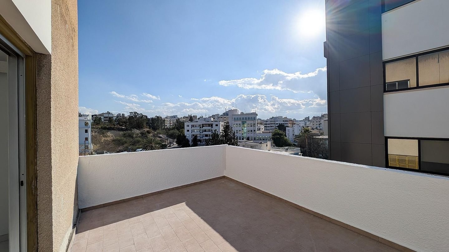 Sizeable Duplex Apartment in Ayios Antonios, Nicosia photo 11