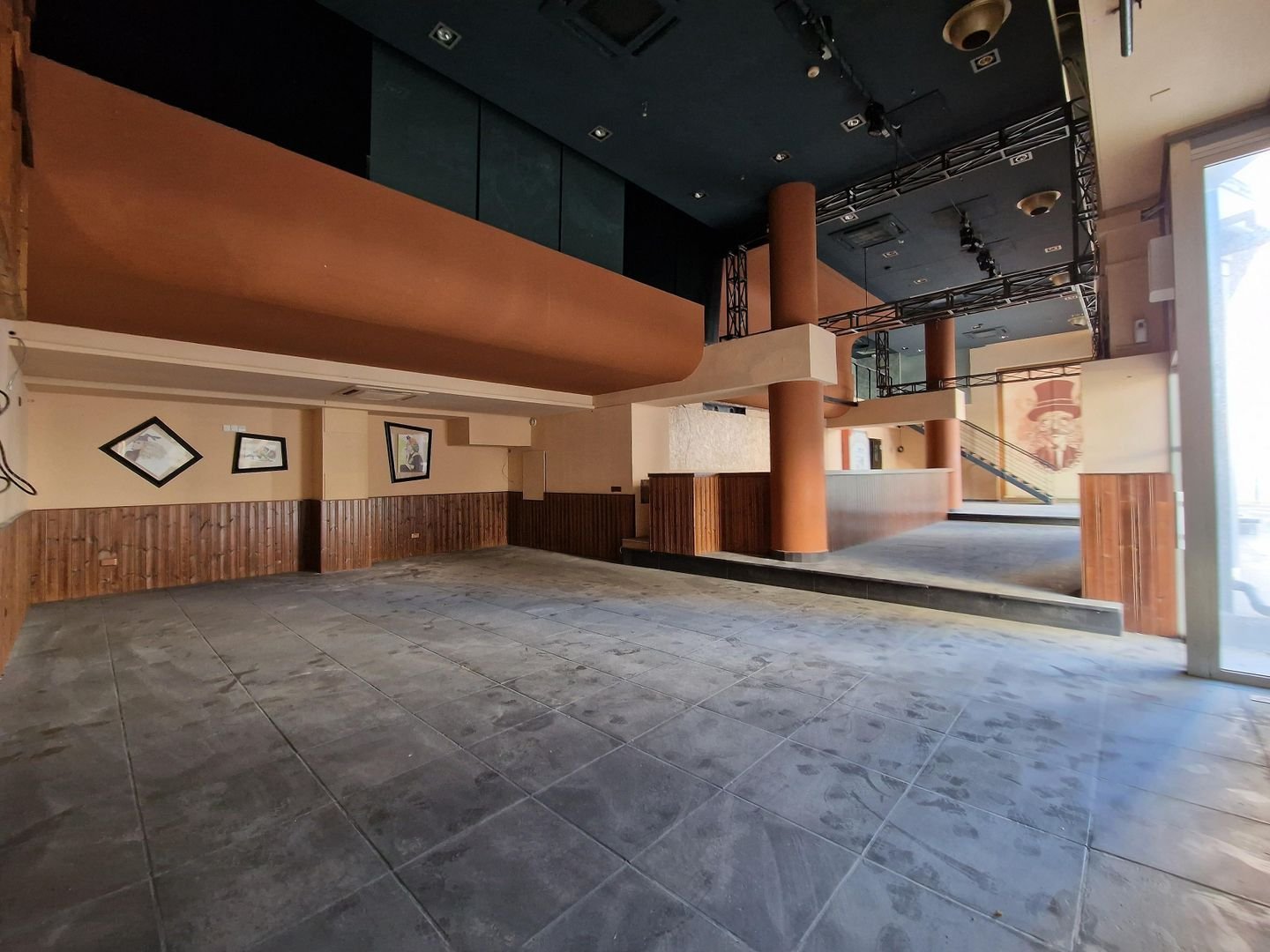 Former Café-Bar-Restaurant in Prime Central Location photo 3