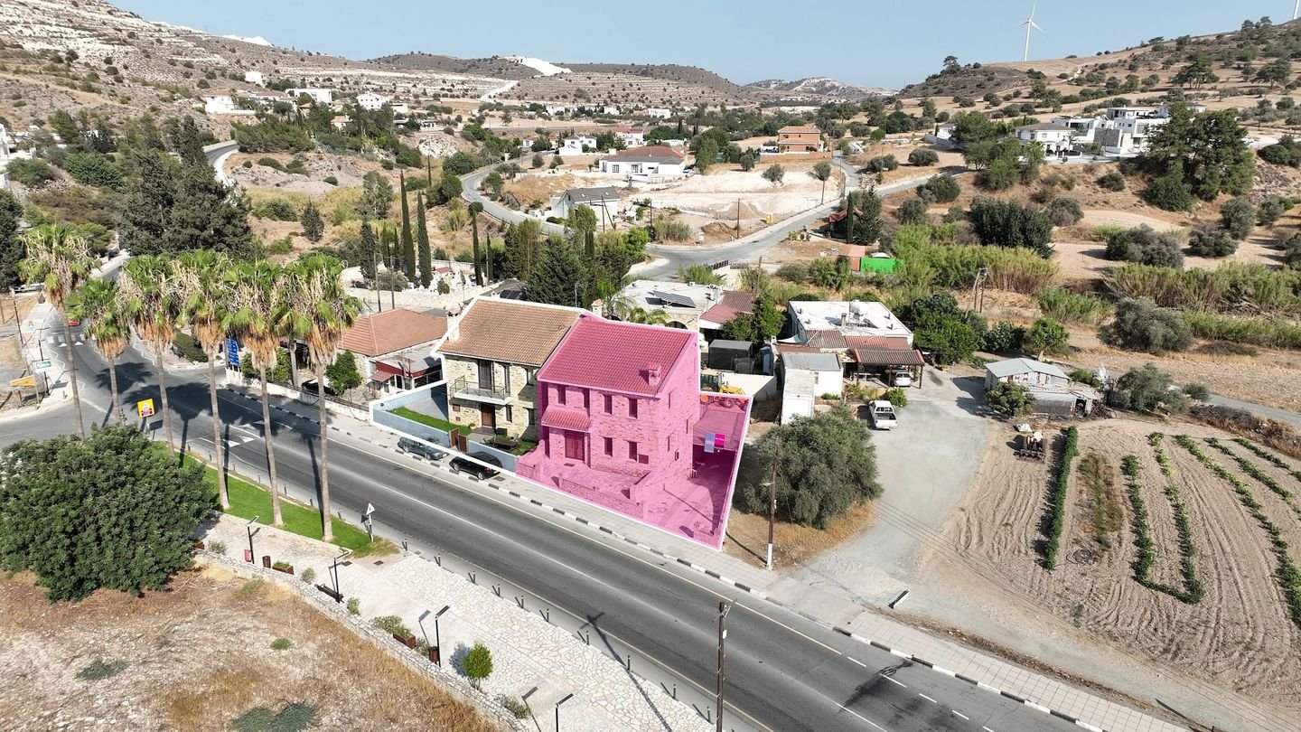 Spacious 3-Bedroom Semi-Detached House with Basement in Agia Anna, Larnaca photo 2