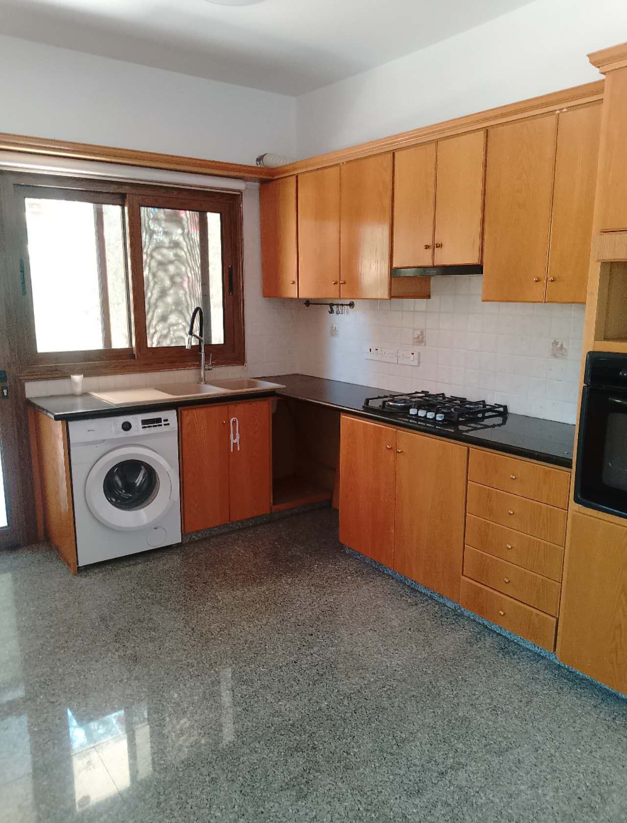 4 BR Villa in Mouttagiaka, Limassol photo 5
