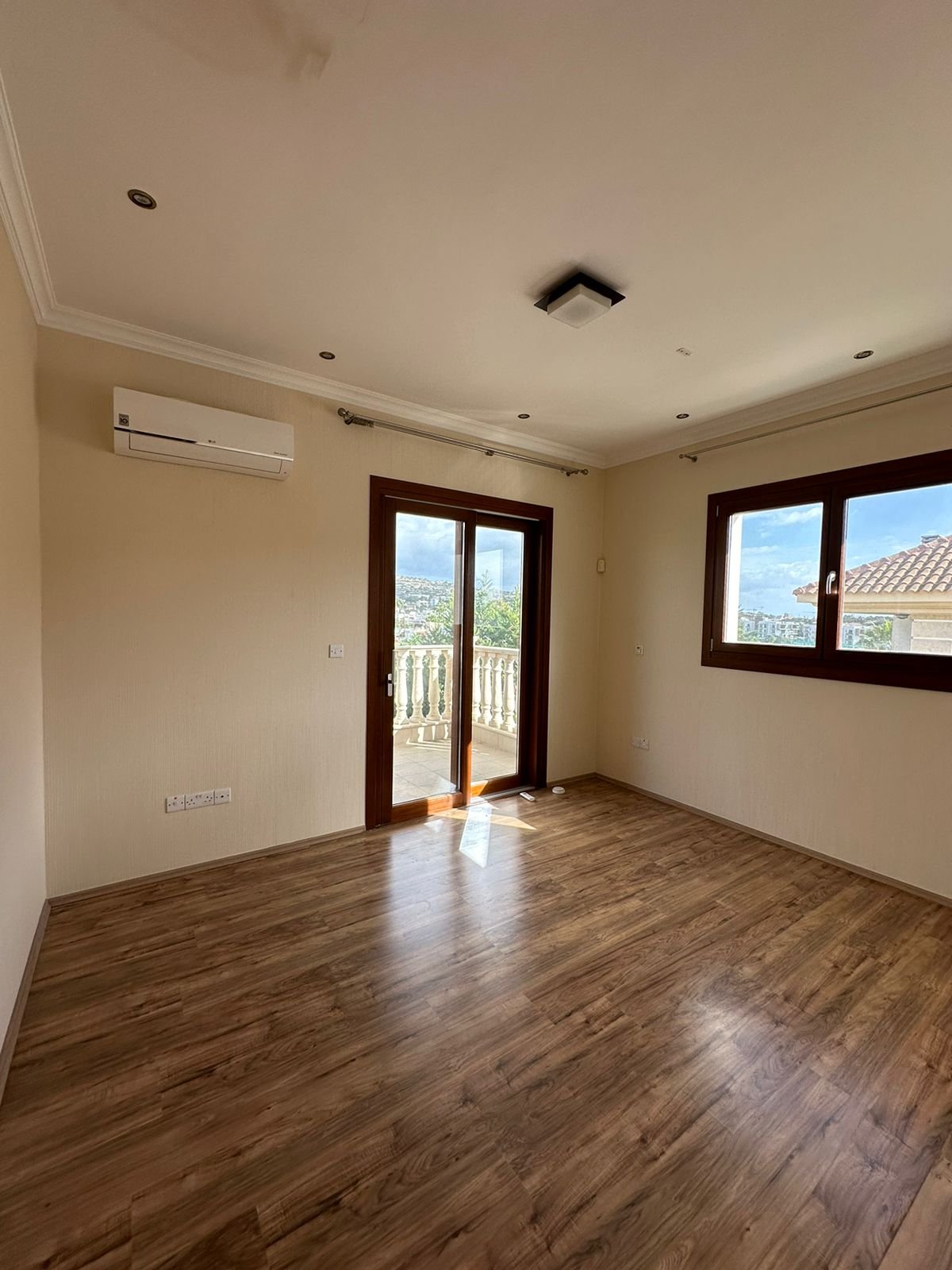 4 BR Villa in Mouttagiaka, Limassol photo 8