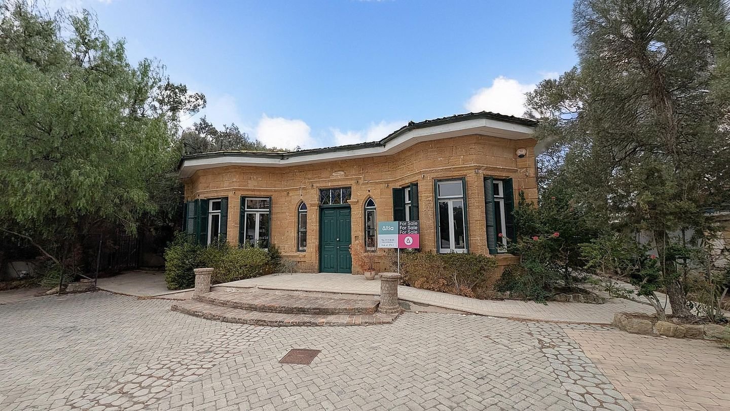 Two-storey listed building in historic old Nicosia photo 2