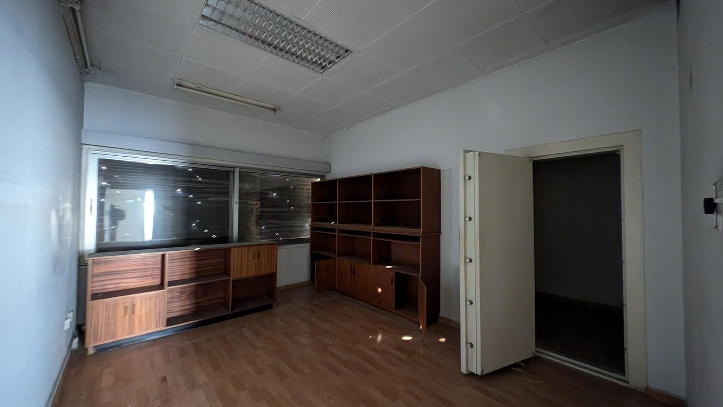 Building with Showroom in Kaimakli, Nicosia photo 11