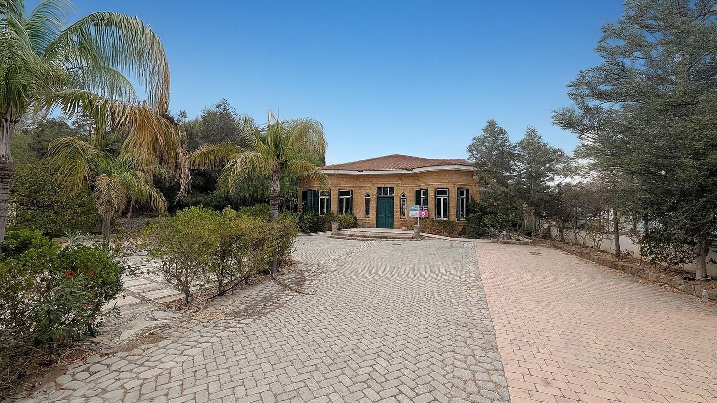 Two-storey listed building in historic old Nicosia photo 1