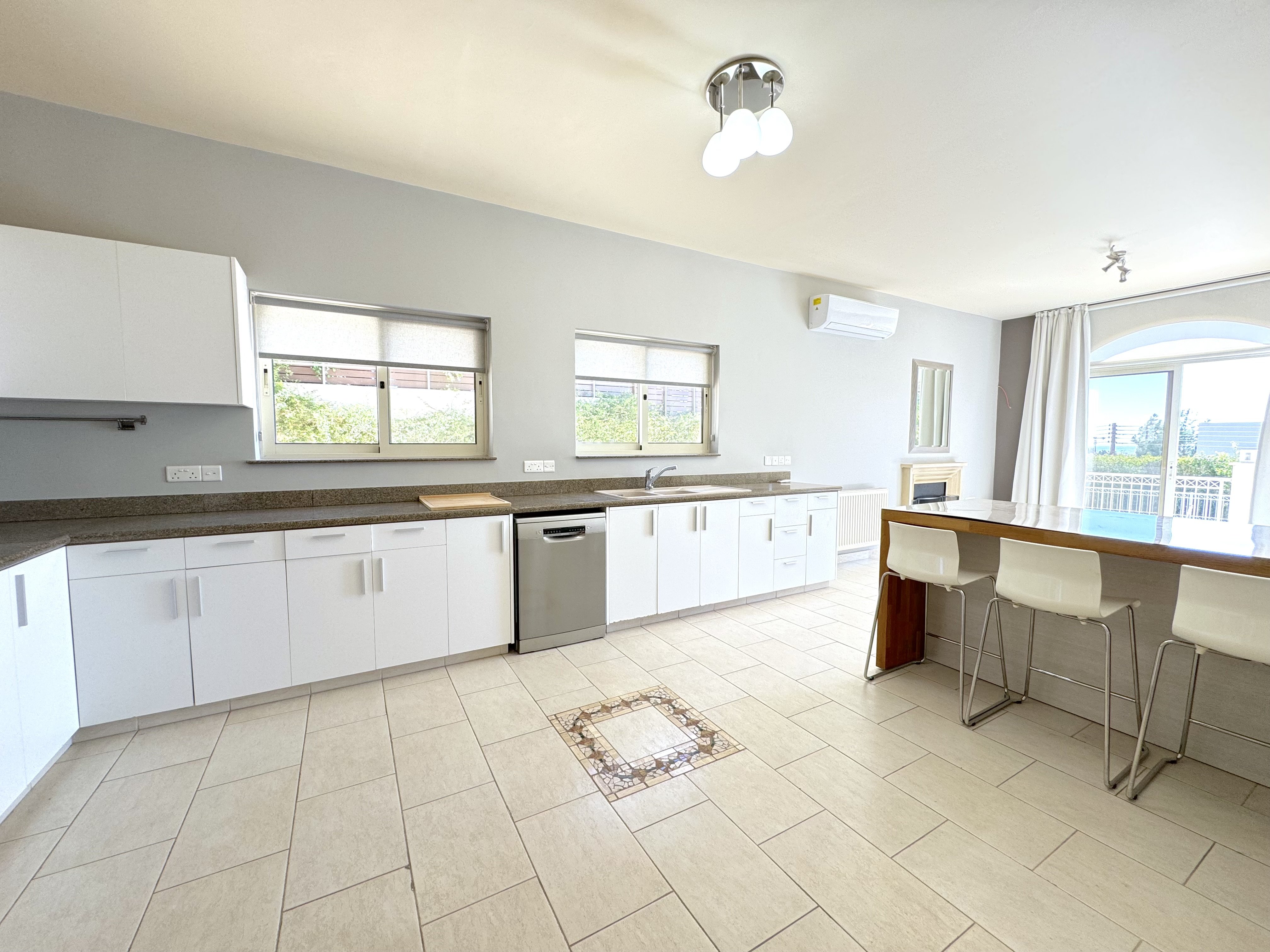 5 BR Villa in Limassol, Germasogeia photo 4