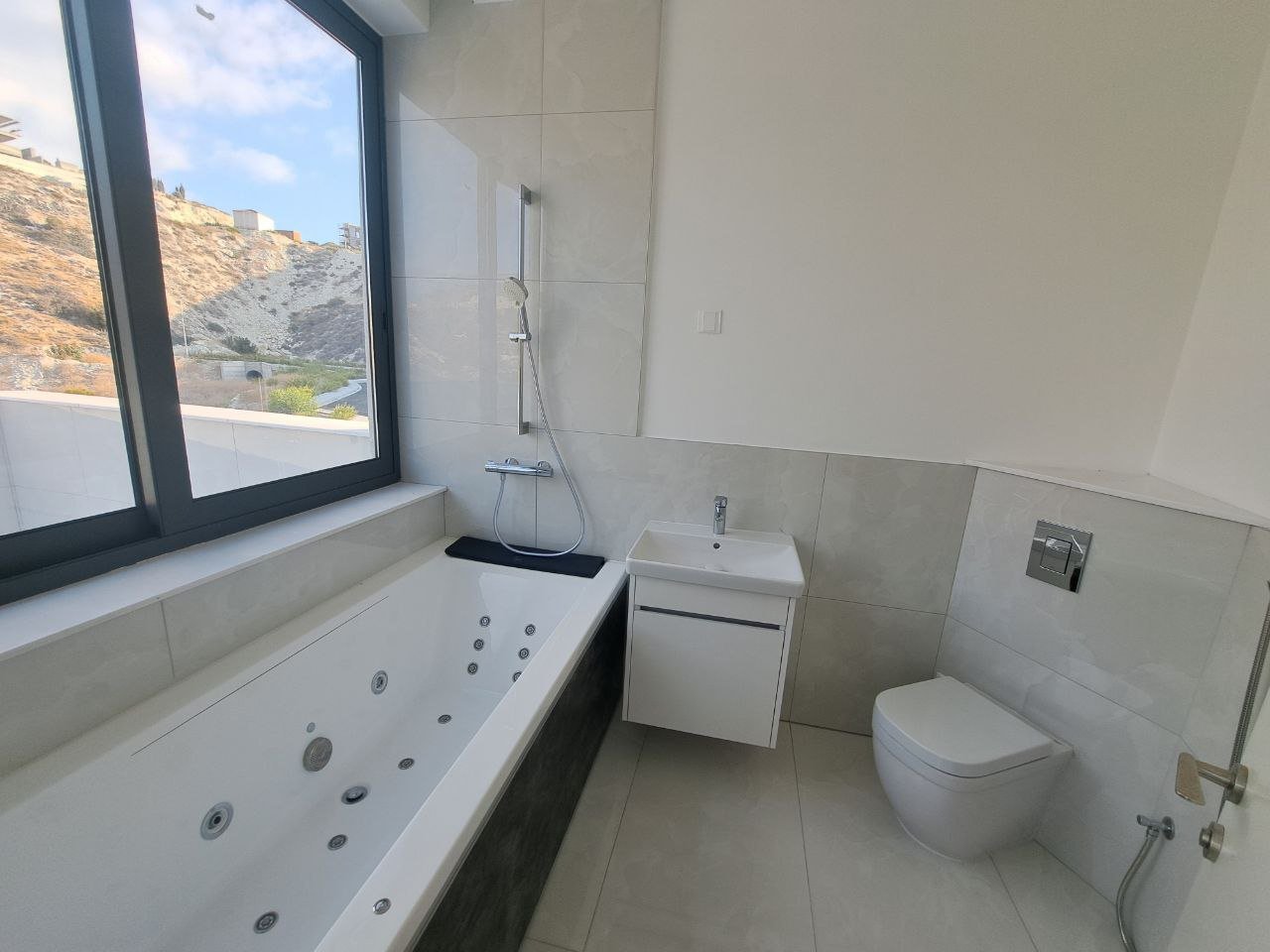 4 BR Luxury Villa in Agios Tychonas, Limassol photo 15