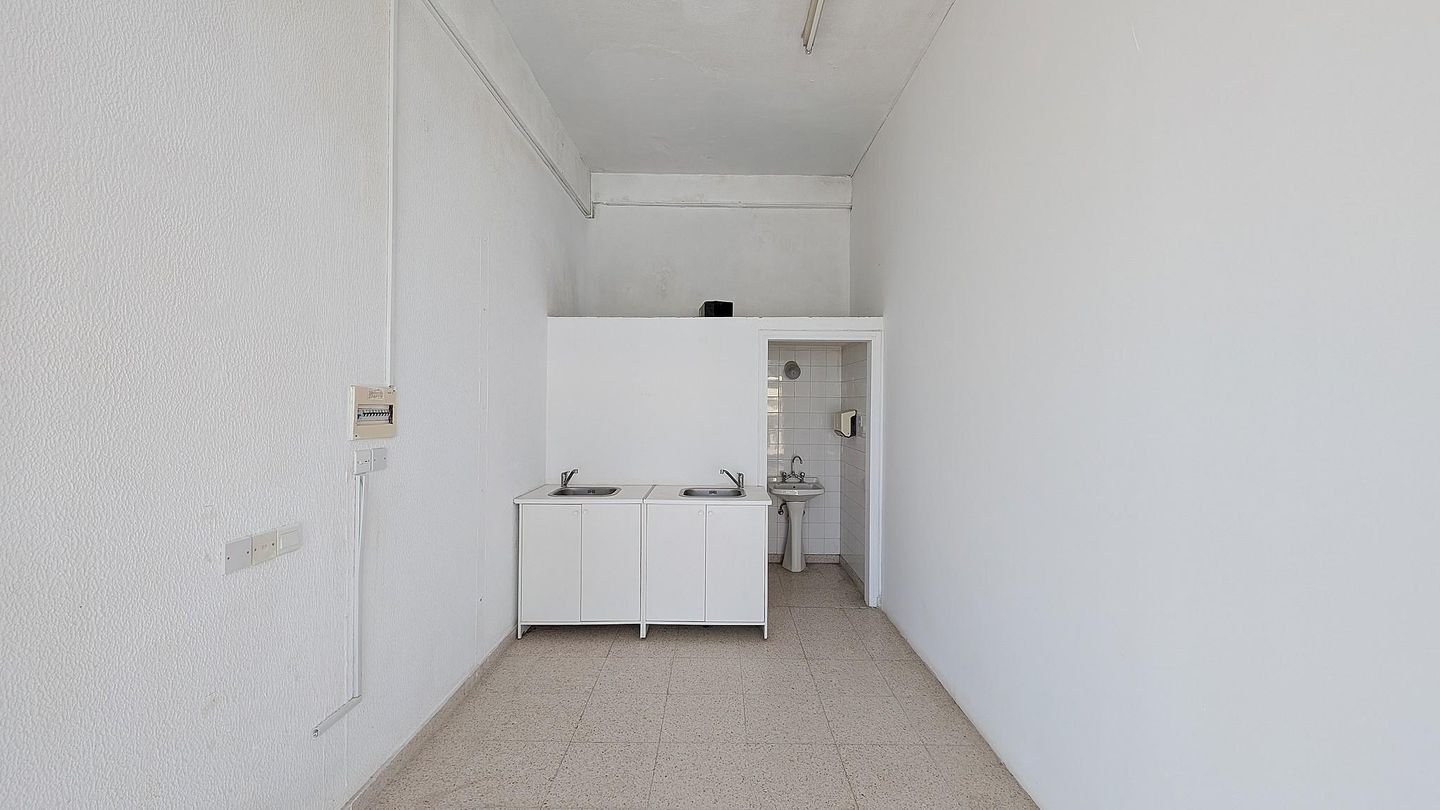 Building with two shops located in Anafotida, Larnaca photo 15