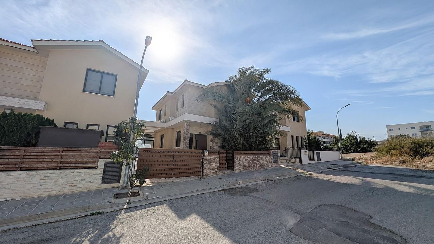Two-Storey Detached House with Swimming Pool in Oroklini, Larnaca photo 5