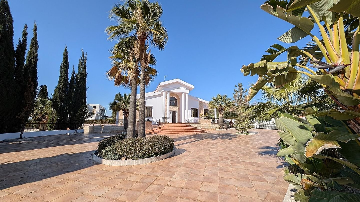 Four Bedroom Luxury Mansion with Private Pool in Pyla, Larnaca photo 8