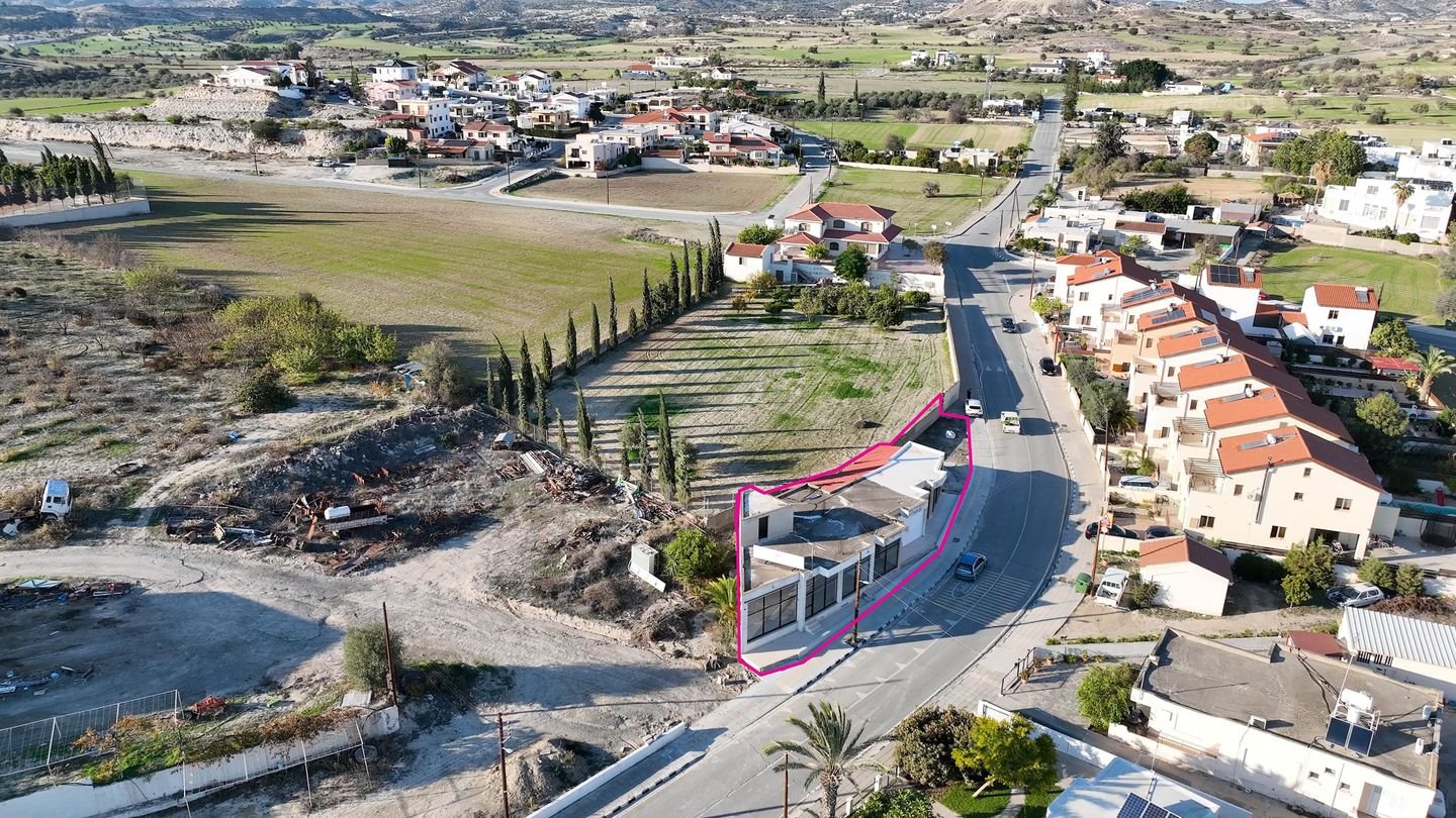 Building with two shops located in Anafotida, Larnaca photo 3