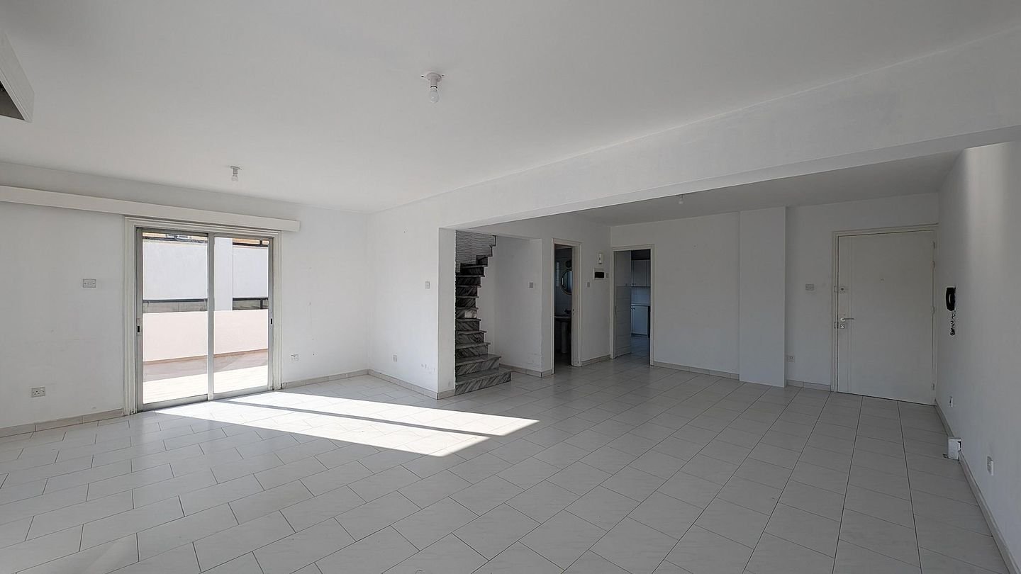 Sizeable Duplex Apartment in Ayios Antonios, Nicosia photo 7
