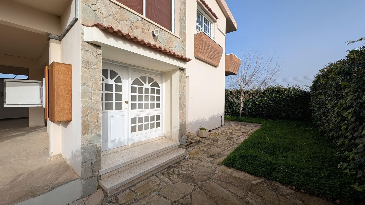 Spacious 4-Bedroom Detached House in Pera Chorio, Nicosia photo 8