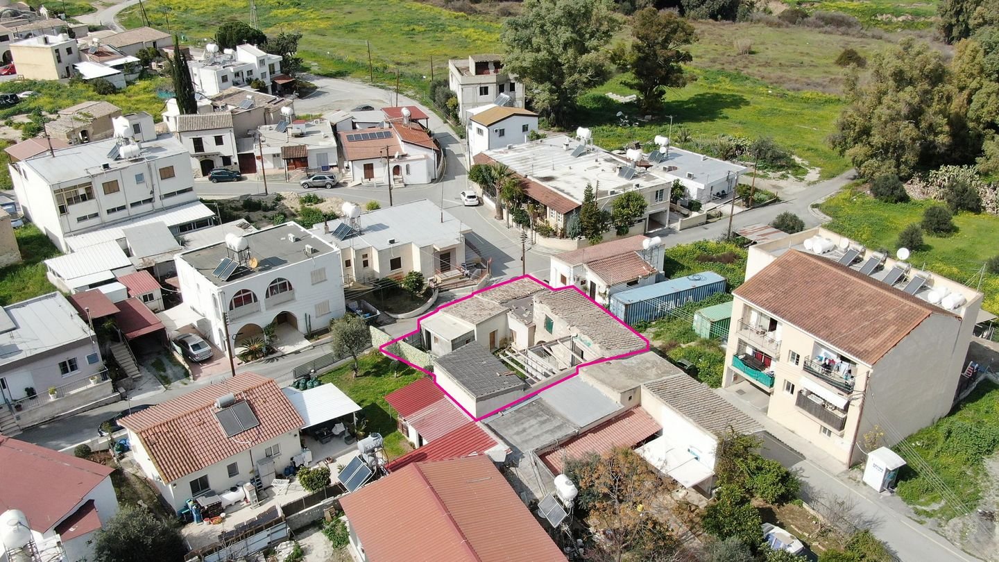 Two-storey incomplete listed house in Pera Chorio, Nicosia photo 6