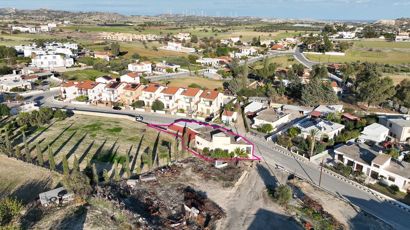 Building with two shops located in Anafotida, Larnaca photo 5