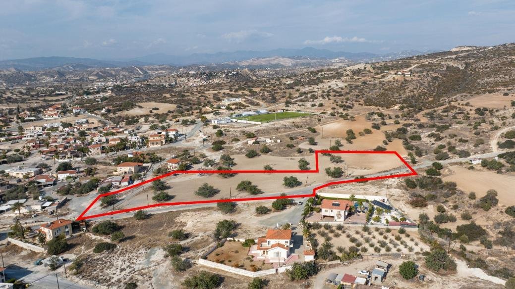 Residential field in Maroni, Larnaca photo 1