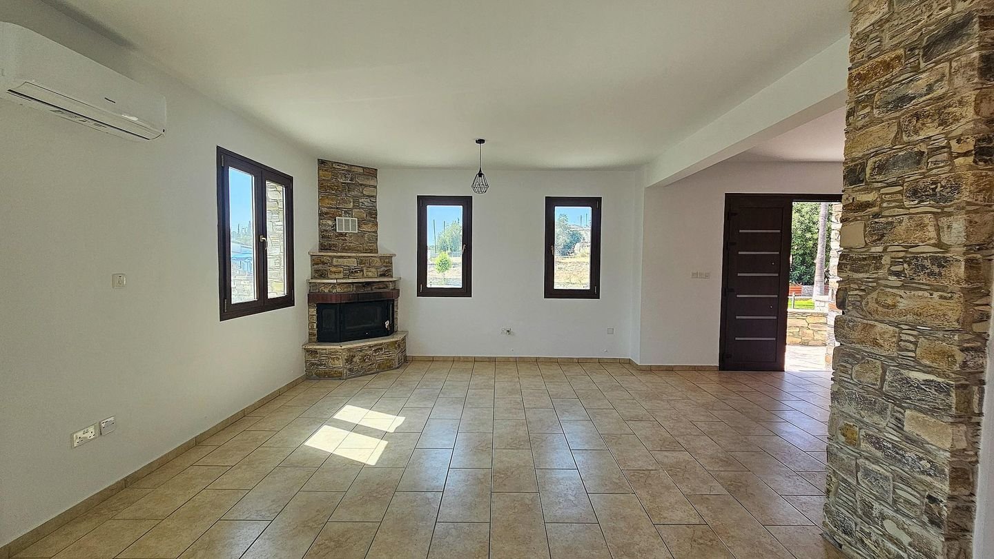 Spacious 3-Bedroom Semi-Detached House with Basement in Agia Anna, Larnaca photo 11