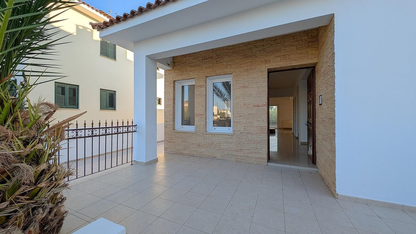 Elegant 4-Bedroom Home with Private Pool in Archangelos/Anthoupoli, Nicosia photo 9